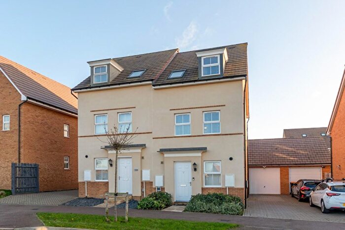 3 Bedroom Semi Detached House For Sale In Wallis Drive, Leighton Buzzard, LU7