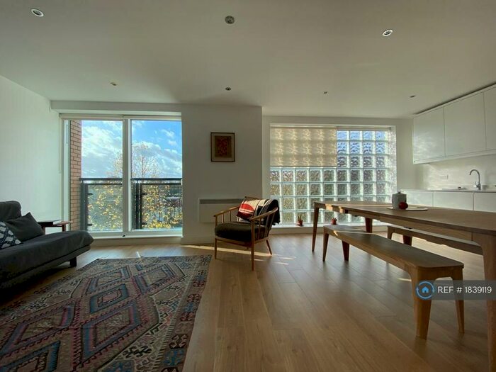 2 Bedroom Flat To Rent In Stratos Heights, London, SE19