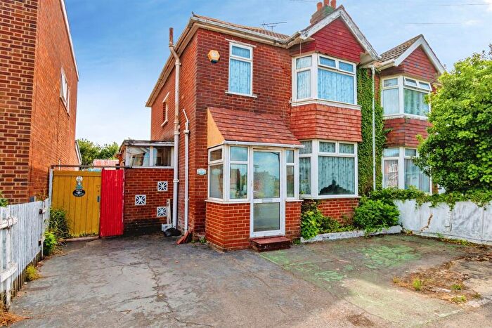 3 Bedroom Semi-Detached House For Sale In Chafen Road, Southampton, SO18