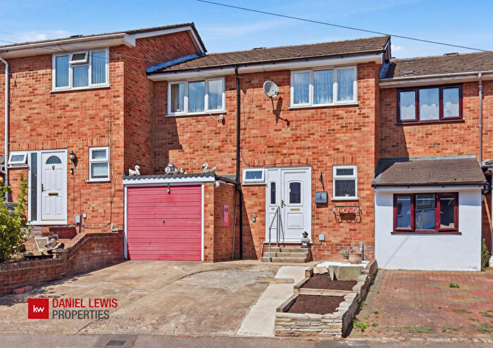 3 Bedroom Terraced House For Sale In Hillcroft, Loughton, IG10