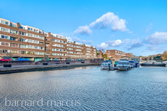 3 Bedroom Flat For Sale In Justin Close, Brentford, TW8