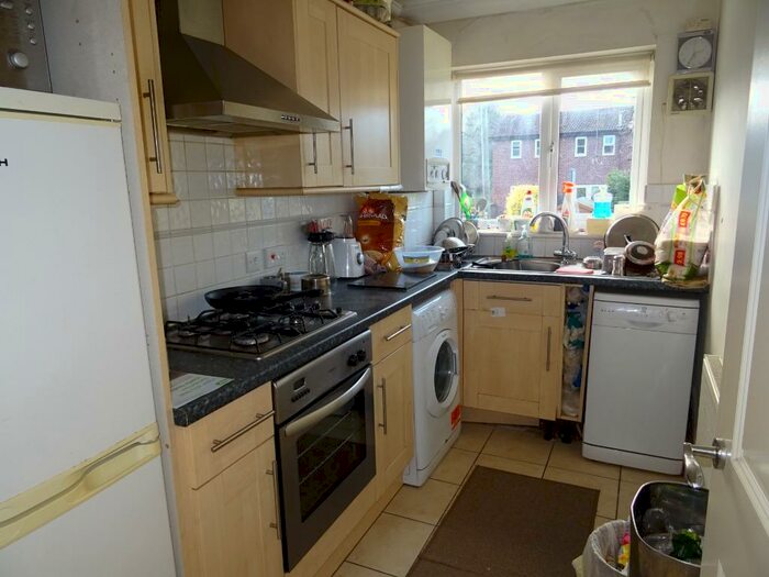 2 Bedroom Flat To Rent In Balcombe Road, Haywards Heath, RH16