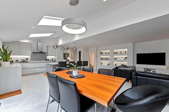 5 Bedroom Detached House For Sale In Toulmin Drive, St.Albans, AL3
