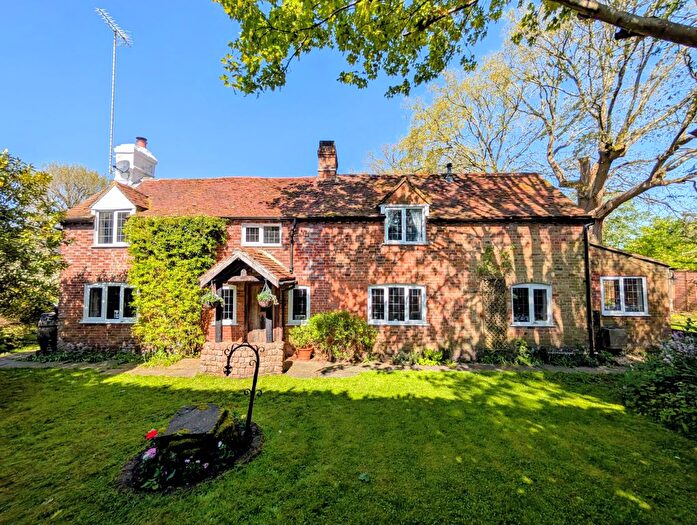 3 Bedroom Detached House For Sale In Chapel Gardens, Lindford, GU35