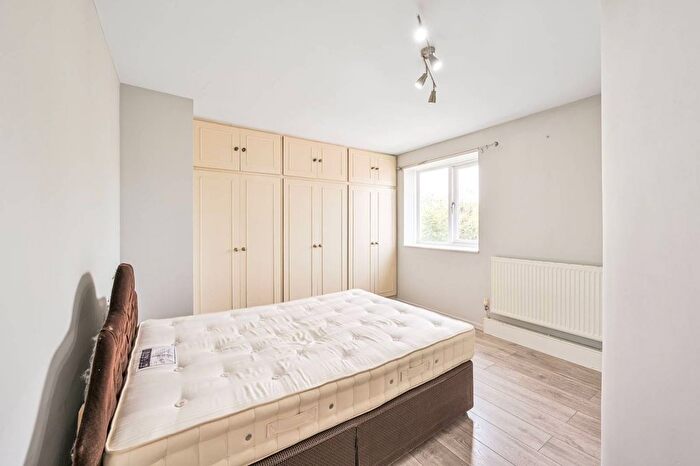 2 Bedroom Flat To Rent In Friern Court, Whetstone, London, N20