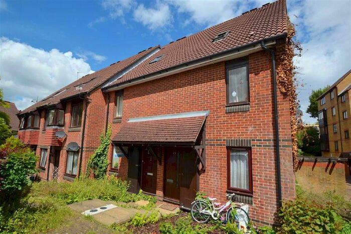 2 Bedroom Flat To Rent In Turnpike Lane, Sutton SM1