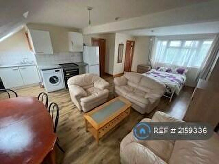 Studio To Rent In Berkshire Gardens, London, N13