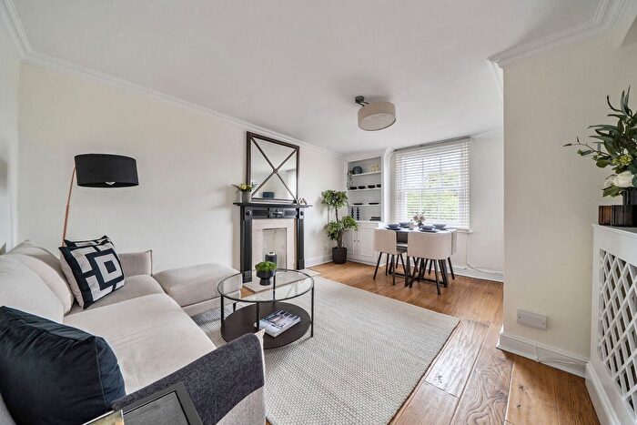 2 Bedroom Flat For Sale In Cromwell Crescent, London, Kensington, London, SW5