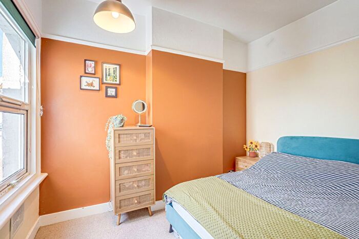 1 Bedroom Flat For Sale In Beach Avenue, Leigh-On-Sea, SS9