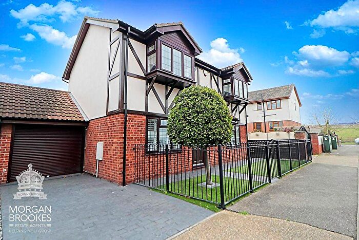 4 Bedroom Detached House For Sale In Maurice Road, Canvey Island, SS8
