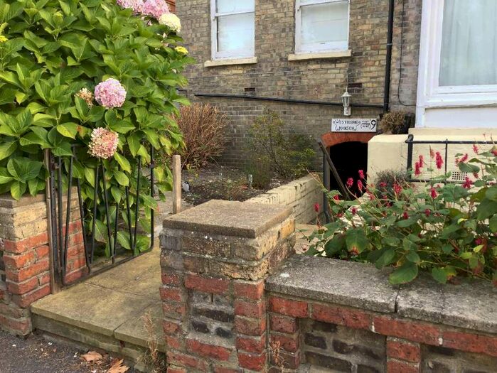 2 Bedroom Flat To Rent In - Sandgate Road, Folkestone, CT20