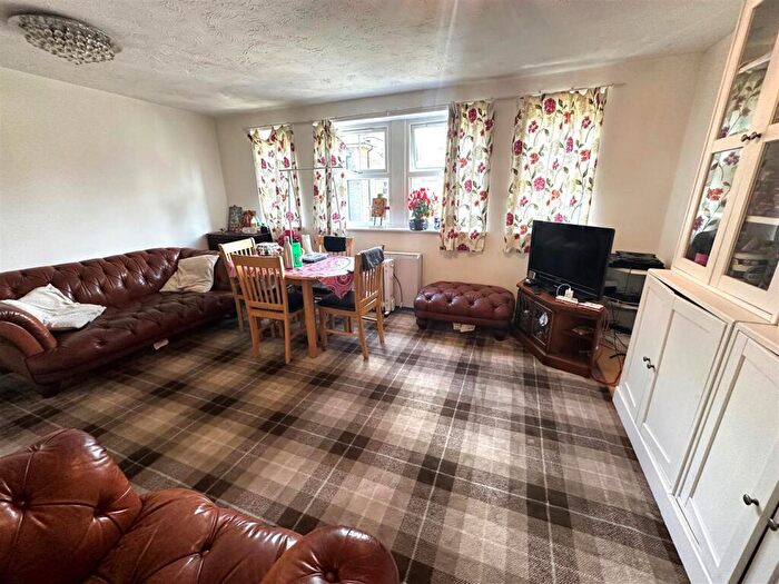 2 Bedroom Flat To Rent In Wingate Court, Aldershot, GU11