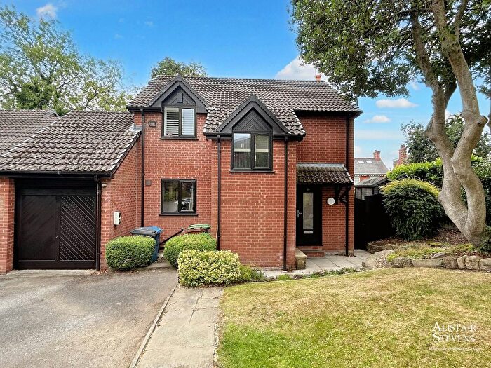 3 Bedroom Detached House For Sale In Packwood Chase, Chadderton, OL9