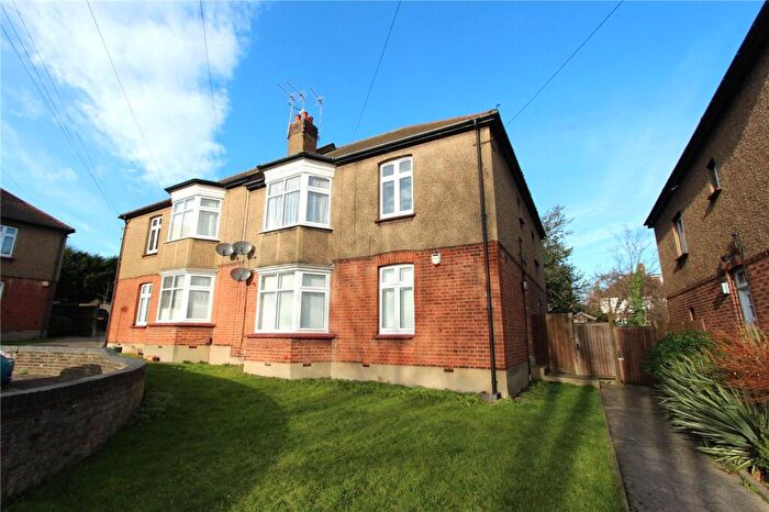 2 Bedroom Maisonette For Sale In Berry Close, Winchmore Hill, London, N21