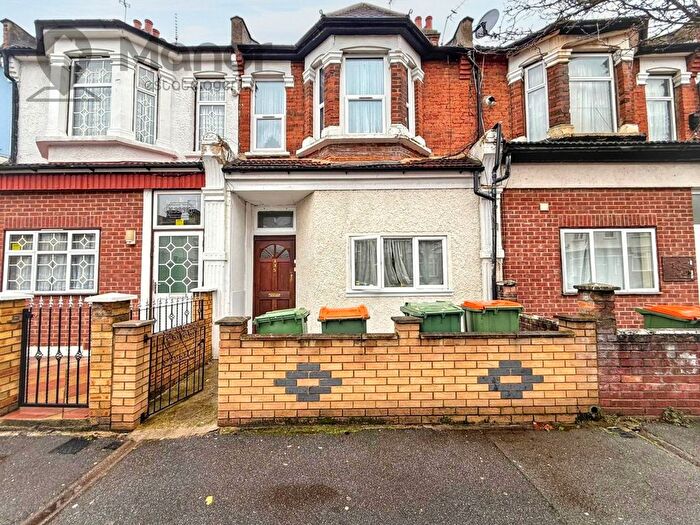 2 Bedroom Flat For Sale In Dersingham Avenue, Manor Park, E12