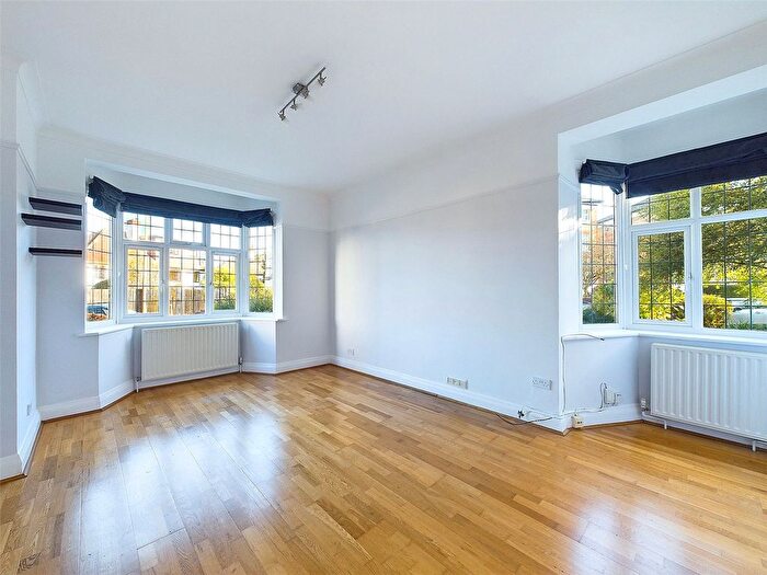 2 Bedroom Flat To Rent In The Barons, St Margarets, Twickenham, TW1