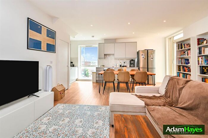 2 Bedroom Flat For Sale In Edgewood Mews, Finchley, N3