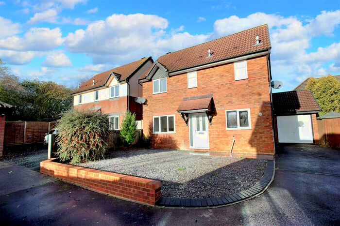 3 Bedroom Detached House For Sale In Lingfield Close, Chippenham, SN14