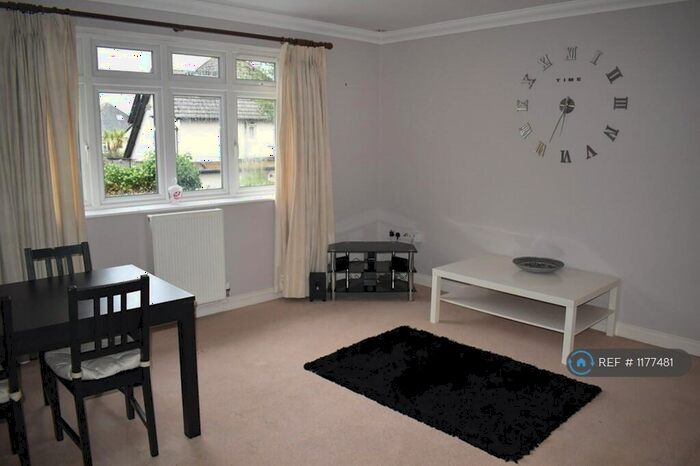 2 Bedroom Flat To Rent In Queens Park West Drive, Bournemouth, BH8