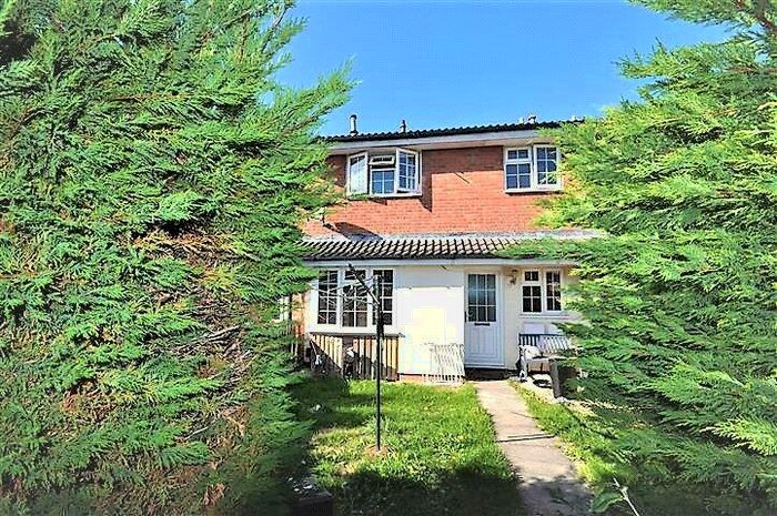 2 Bedroom House To Rent In Gifford Road, Swindon, SN3