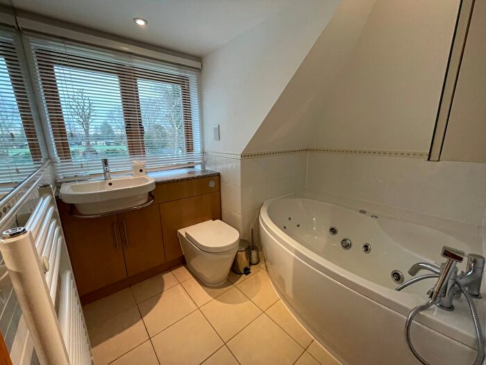 Bungalow To Rent In Thames Side, Staines, TW18