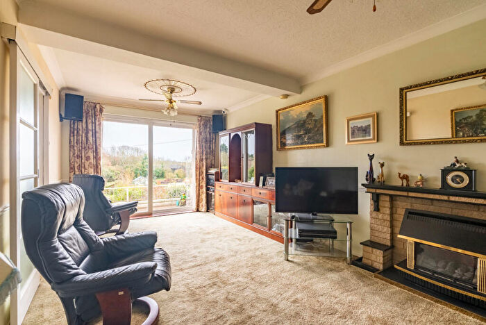 3 Bedroom Detached House For Sale In Elaine Gardens, Woodside, Luton, Bedfordshire, LU1