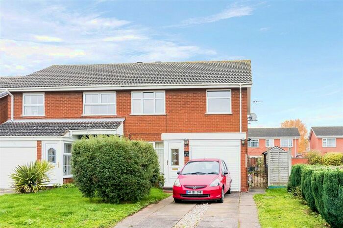 3 Bedroom Semi-Detached House For Sale In Norwich Close, Lichfield, WS13