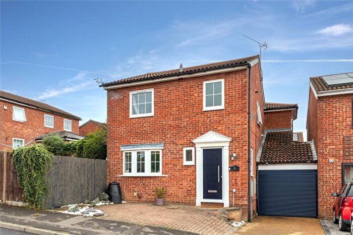 4 Bedroom Link Detached House For Sale In Layham Drive, Luton, Bedfordshire, LU2
