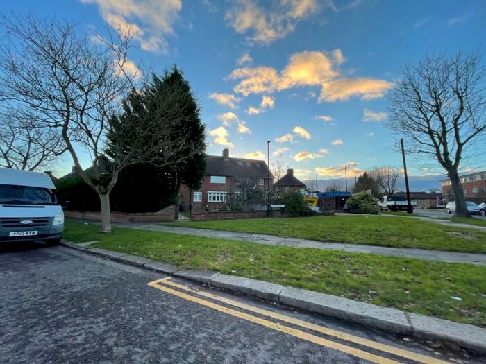 Flat To Rent In Green Road, Southgate, N14