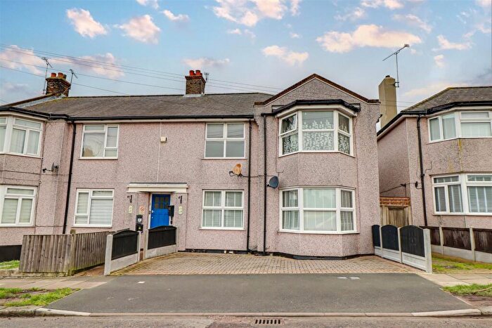 2 Bedroom Apartment For Sale In Norfolk Avenue, Leigh-on-Sea, Essex, SS9
