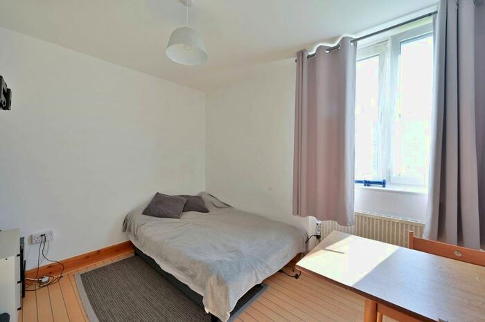 3 Bedroom Flat To Rent In Winterfold Close, Southfields, London, SW19