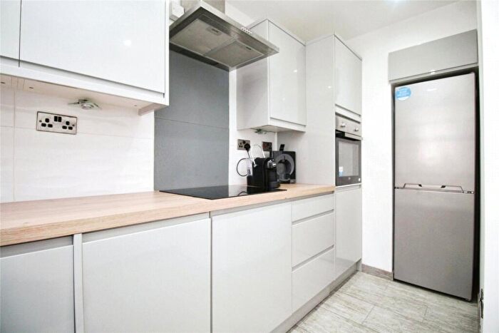 2 Bedroom Flat To Rent In Lawrence Road, Southsea, Hampshire, PO5