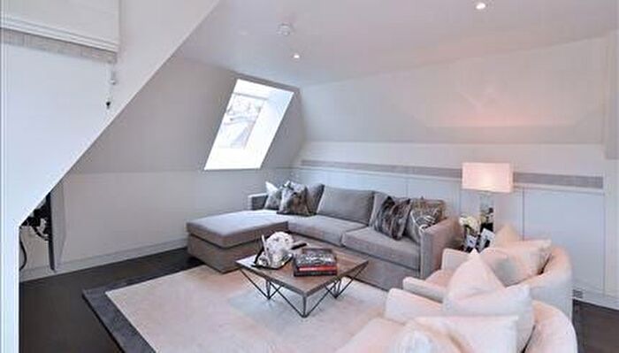 2 Bedroom Flat To Rent In Duke Street, London, W1K