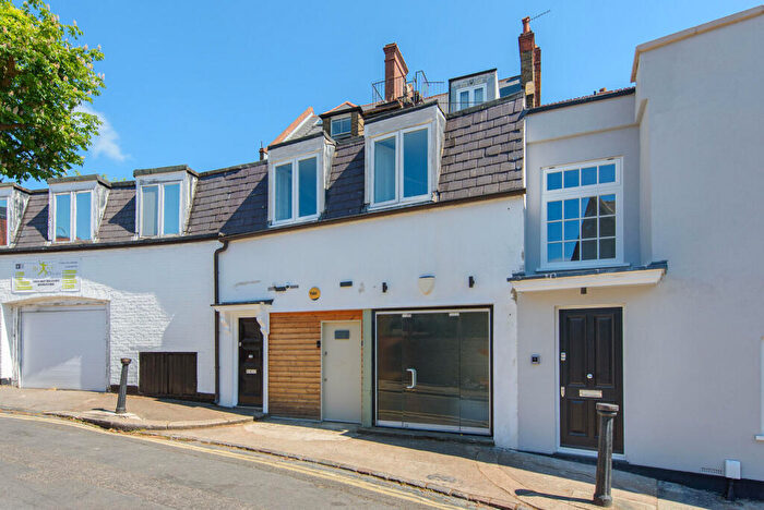 2 Bedroom Flat For Sale In Holly Bush Vale, Hampstead, London, NW3