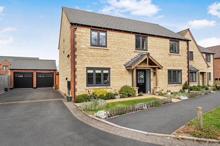 5 Bedroom Detached House For Sale In Aki Court, Blunsdon, SN26