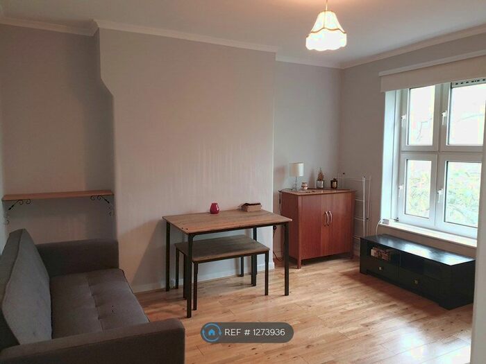 4 Bedroom Flat To Rent In Lostock House, London SW8