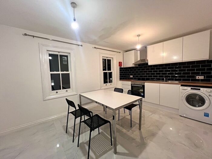 3 Bedroom Flat To Rent In Simpson Street, SW11
