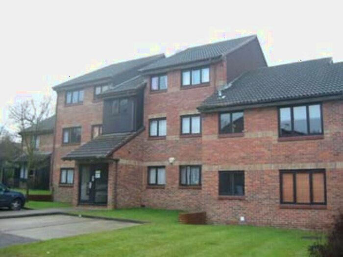 2 Bedroom Flat To Rent In Tudor Close, Hatfield, AL10