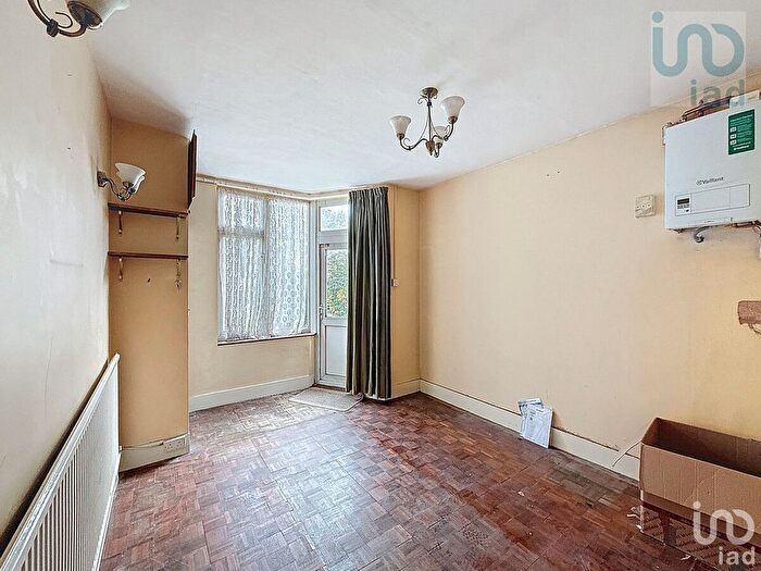 3 Bedroom Terraced House For Sale In Totteridge Road, Enfield, EN3