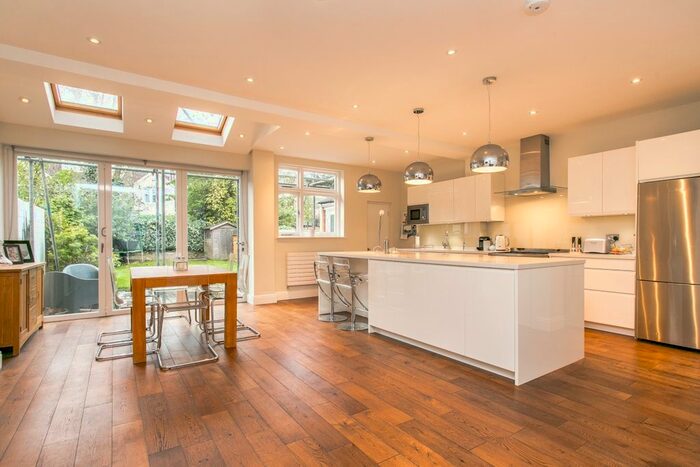 5 Bedroom Semi-Detached House To Rent In Kirkstall Road, London SW2