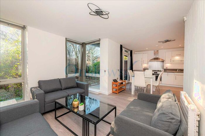 2 Bedroom Flat To Rent In Hunt Close, London, W11