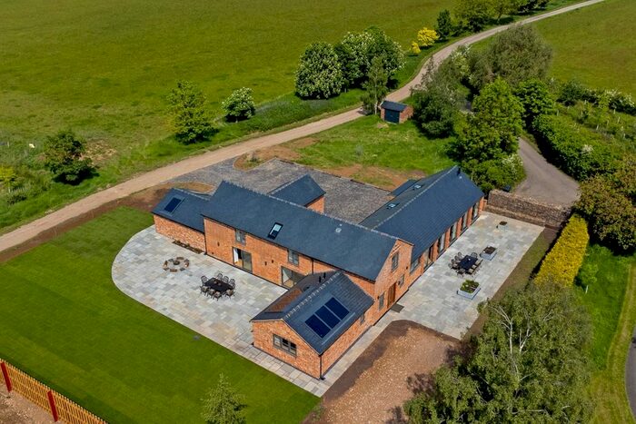 7 Bedroom Barn Conversion To Rent In Newbold Grounds, Daventry, NN11