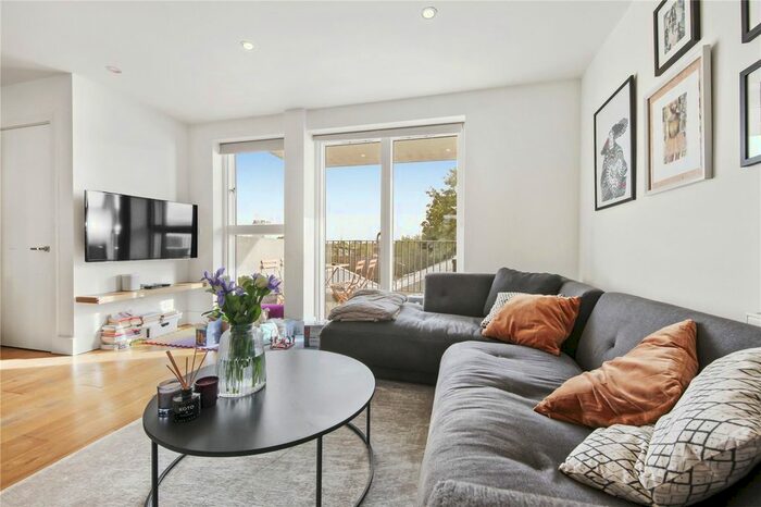 2 Bedroom Flat To Rent In Carpenters Place, Clapham, London, SW4