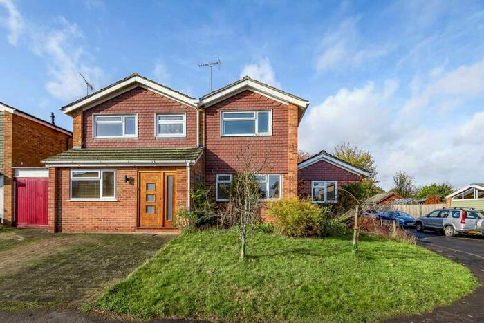 4 Bedroom Link Detached House To Rent In Elizabeth Road, Henley-on-thames, RG9