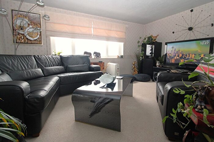 2 Bedroom Flat To Rent In Harlech Gardens, Heston, Hounslow, TW5