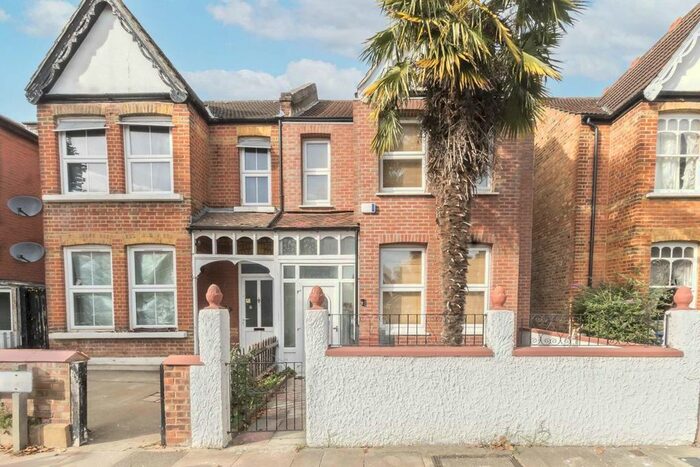 3 Bedroom Property To Rent In Regina Road, London, W13