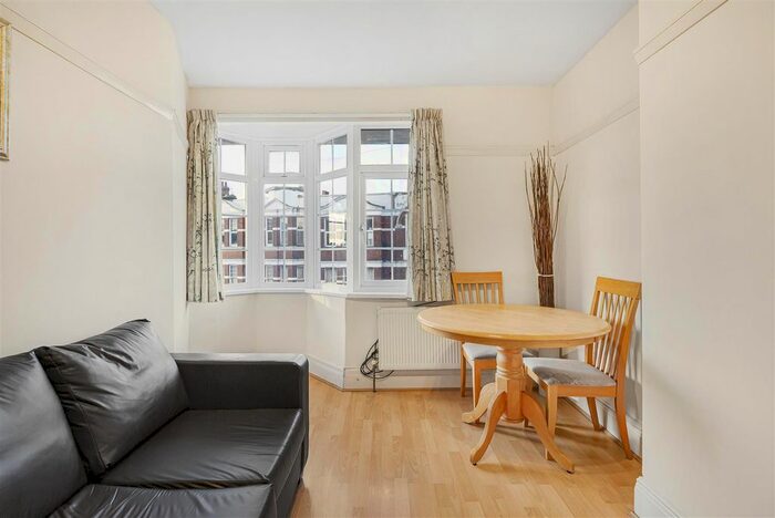1 Bedroom Flat To Rent In Queens Avenue, London, N21