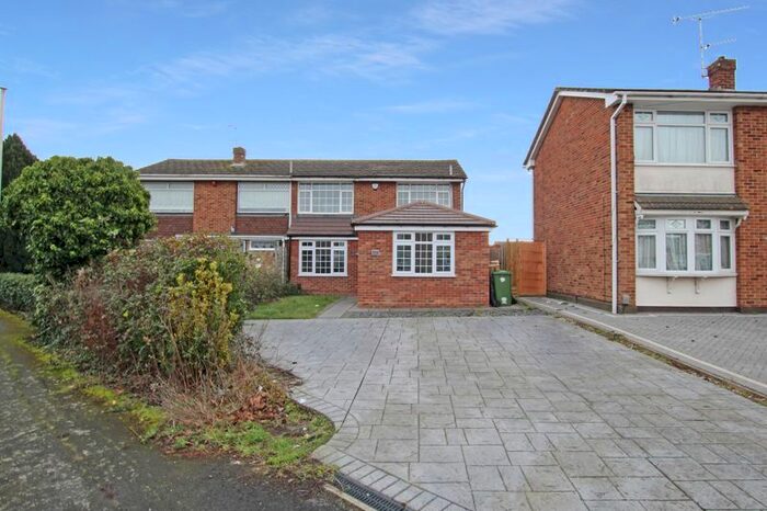 4 Bedroom Semi-Detached House To Rent In Cedar Avenue, Wickford, SS12
