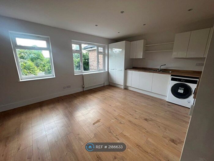 2 Bedroom Maisonette To Rent In Bowles Court, London, N12