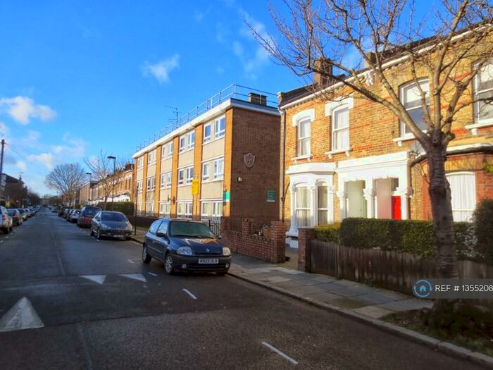 Studio To Rent In Stubbs House, London, N4
